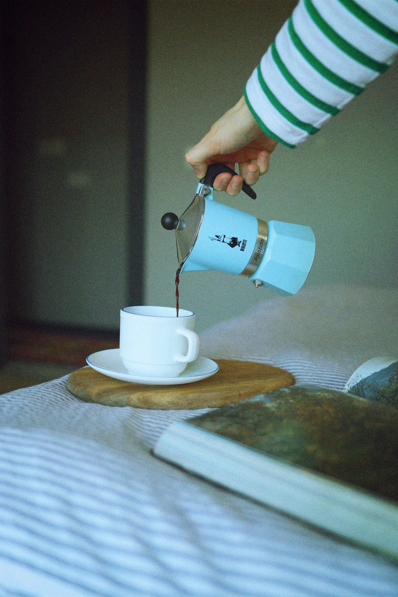 Como preparar o HUMANO Decaf na cafeteira italiana (moka)